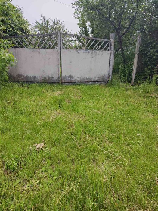 Продається хата в селі Лісовичі Білоцерківський р-н Київська область, 25соток землі, в центрі села. 4км від м. Тараща. Ціна договірна.