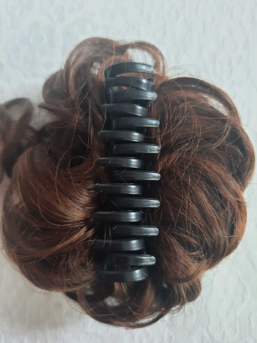 Doczepiane kręcone włosy z klamrą na kucyk brązowe z połyskiem