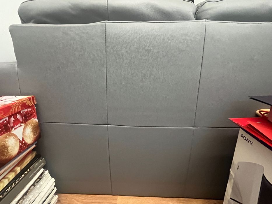 Sofá 3 lugares em pele sintética cinzenta