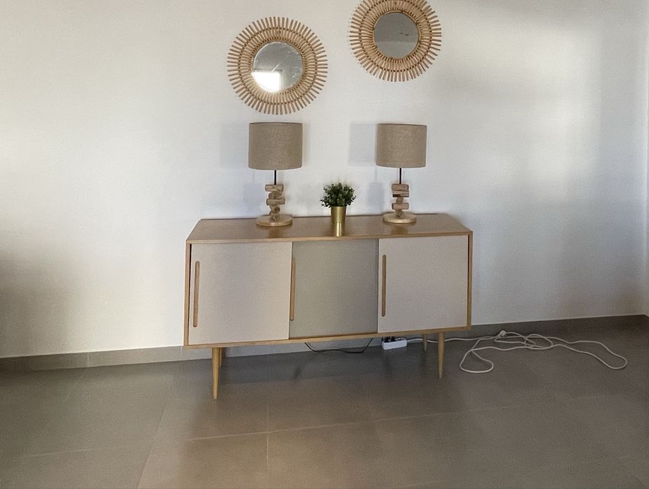 Moderno Aparador em Carvalho e Lacados - Oportunidade! - 150 x 50 cm