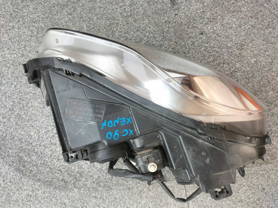 Volvo XC90 I lampa prawa xenon