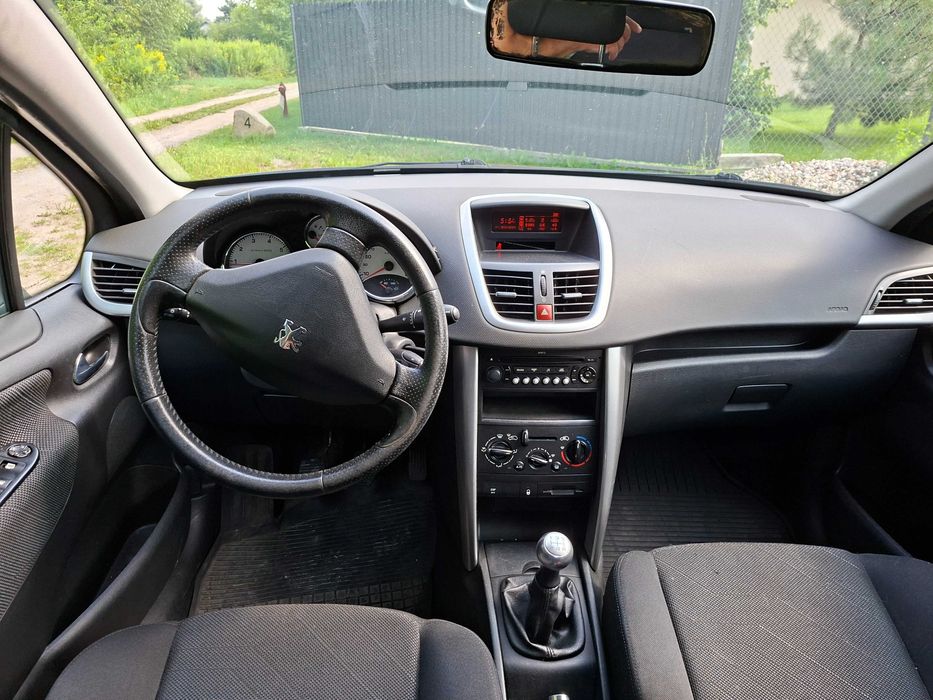 Sprzedam Peugeot 207 - czarny, klimatyzacja, benzyna
