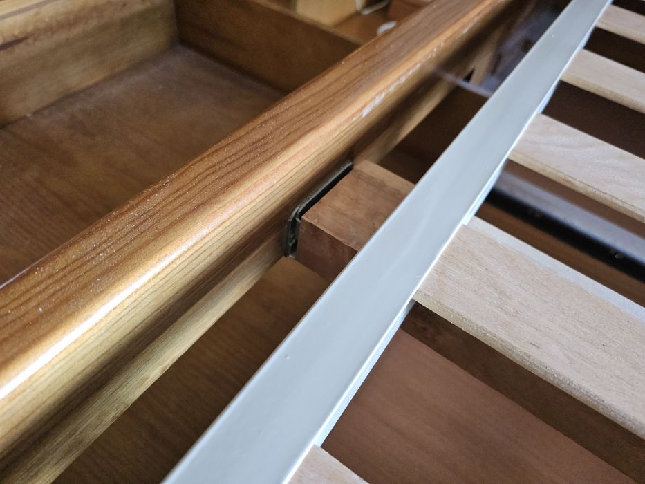 Cama em cerejeira maciça com gavetas 145 x 200