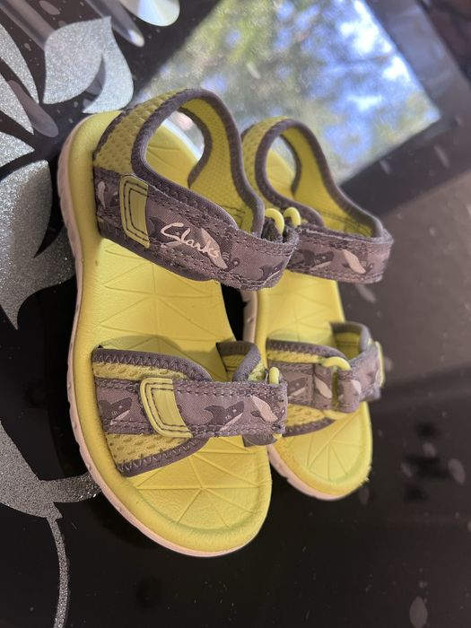 Продам дитячі босоніжки Clarks