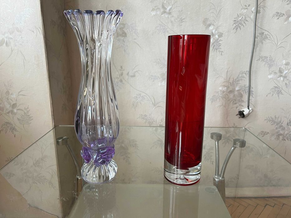 Красивые вазы из цветного стекла.