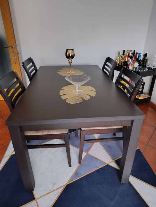 Mesa preta massiça marca antarte  MT bom estado e 4 cadeiras