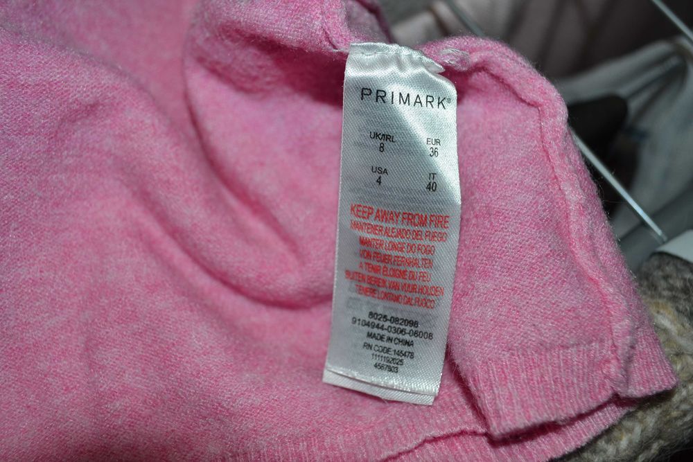 Sweter Primark różowy S 36 zakładany na ramiona
