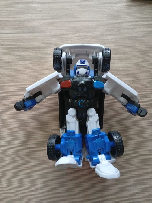 Робот тобот полицейская машина