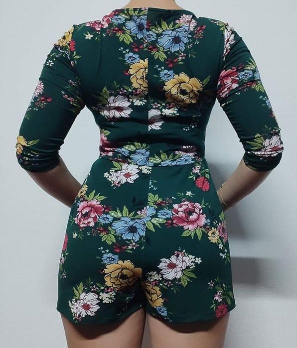 Macacão florido de meia manga