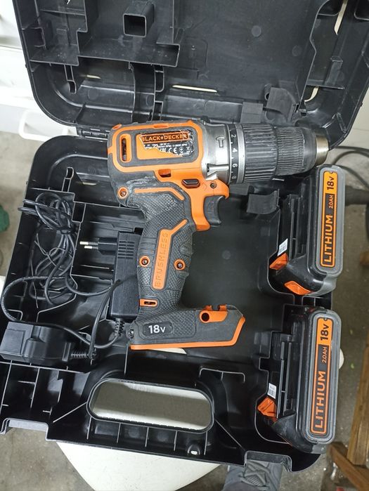 Aparafusadora Black + Decker completa