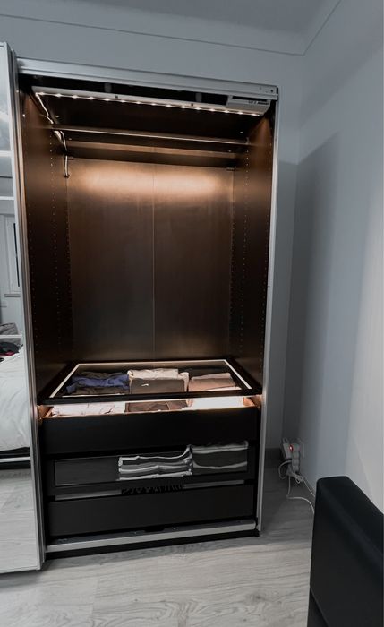 Roupeiro PAX IKEA em preto/castanho