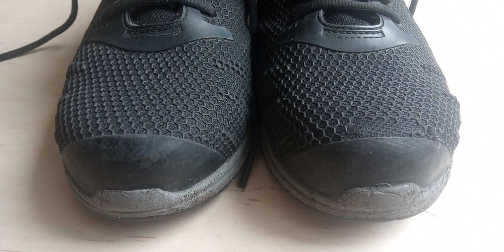 Спецобувь с металлическими вставками.