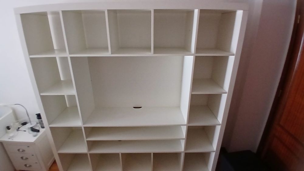 Móvel IKEA para TV com arrumação