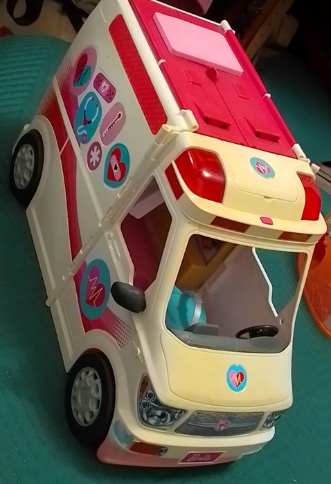 Ambulância e Clínica Transformável da Barbie