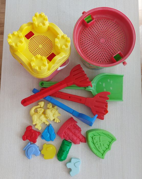 Zestaw zabawek do piasku – wiaderka,  foremki, łopatki, grabki