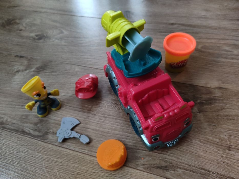 4 zestawy Play doh:straż pożarna,dinozaur,miasto,maszynka