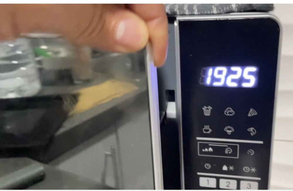 Microondas ,forno, Airfree.  Sao 3 eletrodomesticos.