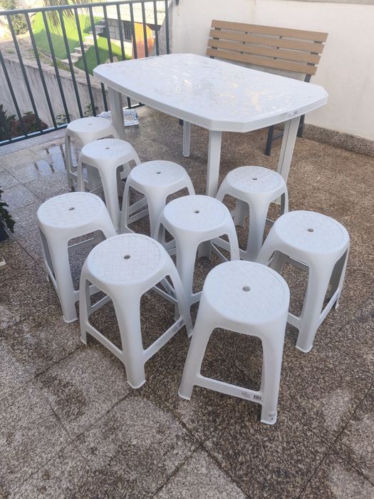 Mesa Oval Plástico Exterior com 9 Banquetas