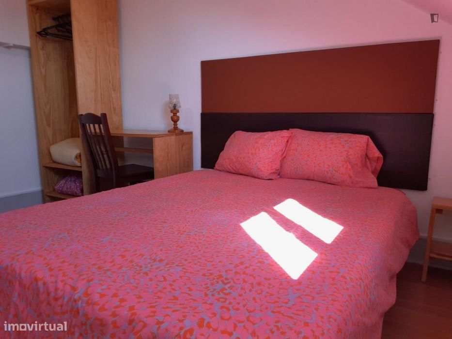 Quarto - localizado em Baixa de Santa Clara Coimbra