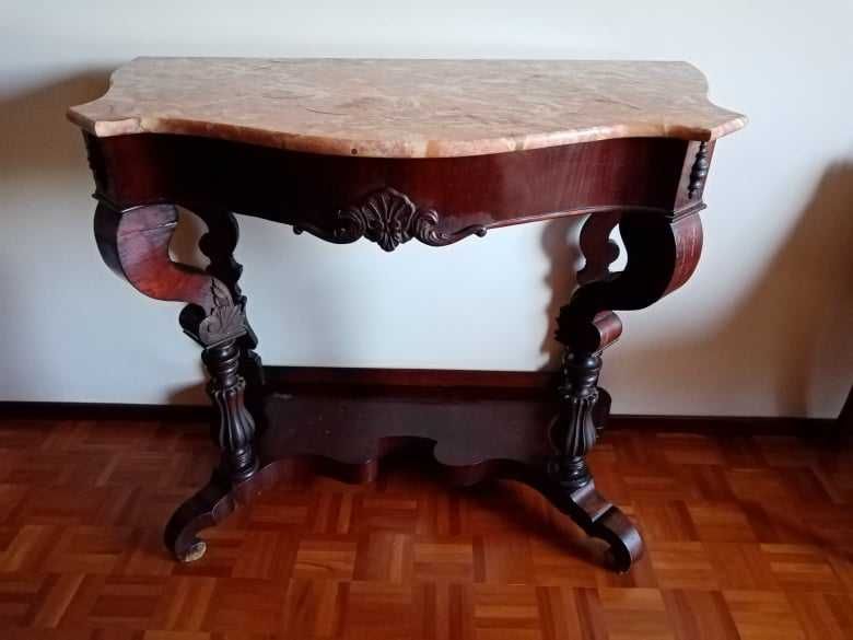 Credência com tampo em mármore