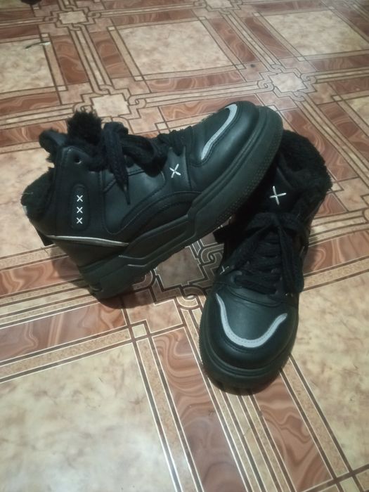 Продам зимові кросівки