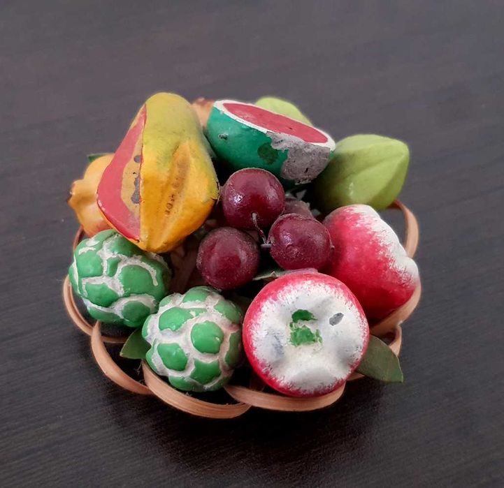Miniatura de cabaz de frutas exóticas pintado à mão