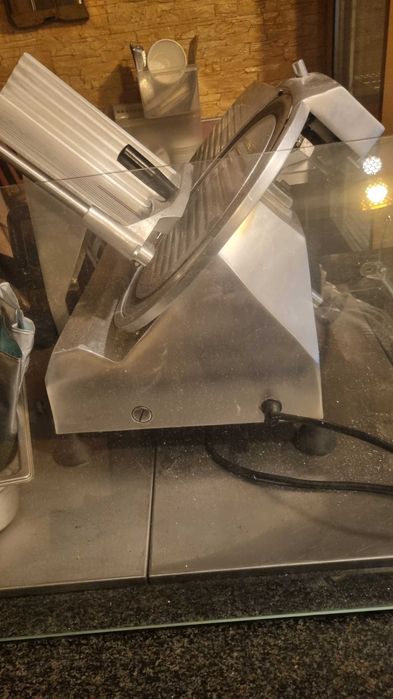 Máquina de cortar presuntos fiambre etc HSB 300
