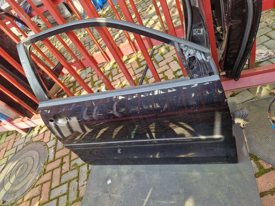 дверь передня права 3х дверна Volkswagen Polo хечбек 9N 2005-2009