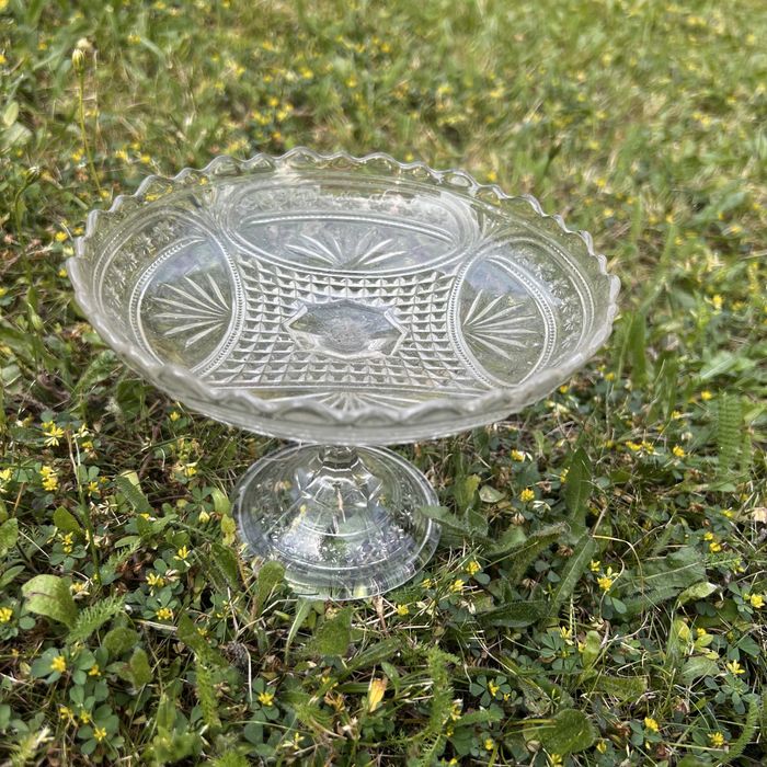 Szklana patera na nodze