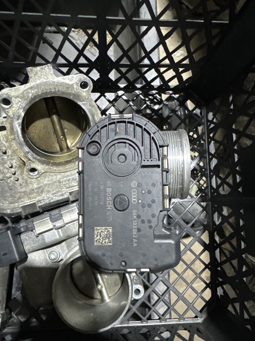 06k133062AA дросельна заслонка