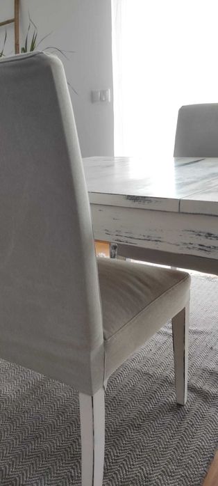 Conjunto de mesa extensível e 6 cadeiras estofadas