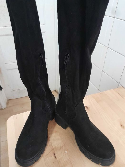 Botas de cano alto com fecho lateral