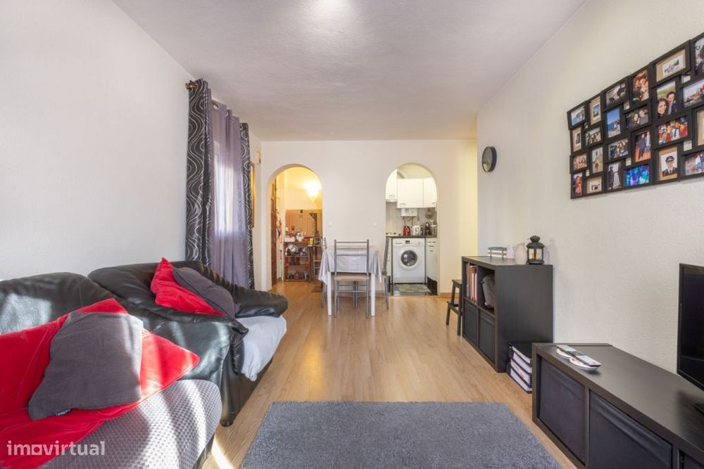 Apartamento T1 com cozinha separada e luz natural