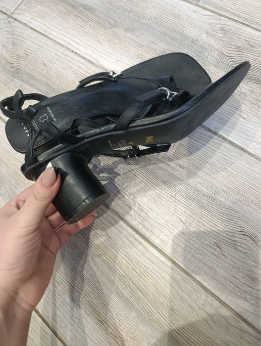 Стильні шкіряні босоніжки m&s