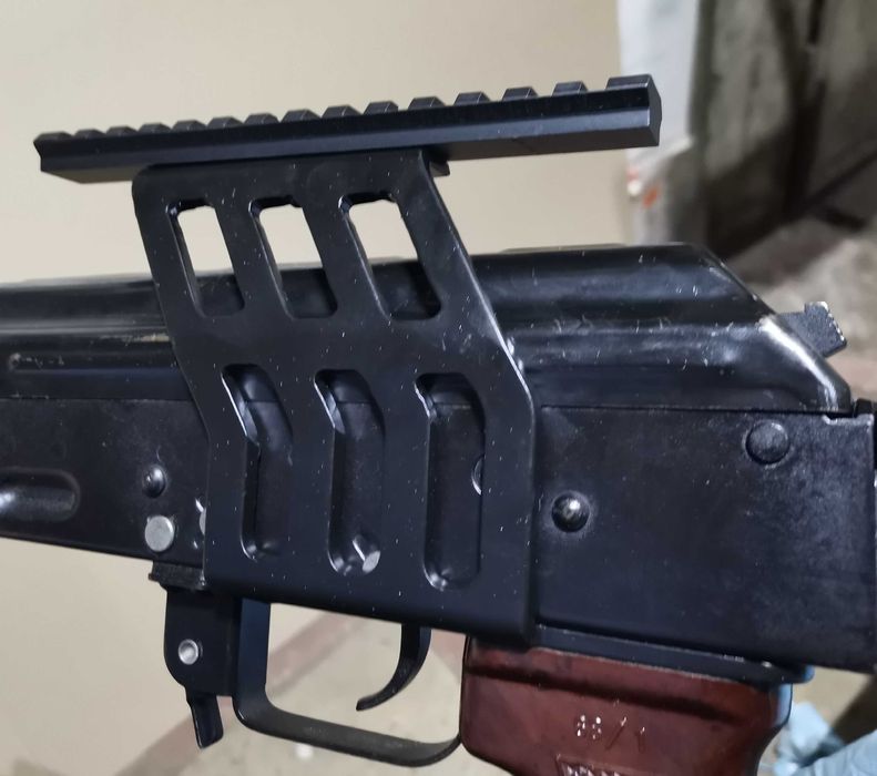 Планка пикатини с кронштейном на АК.