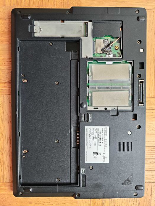 Ноутбук fujitsu lifebook u747 на запчастини або ремонт.