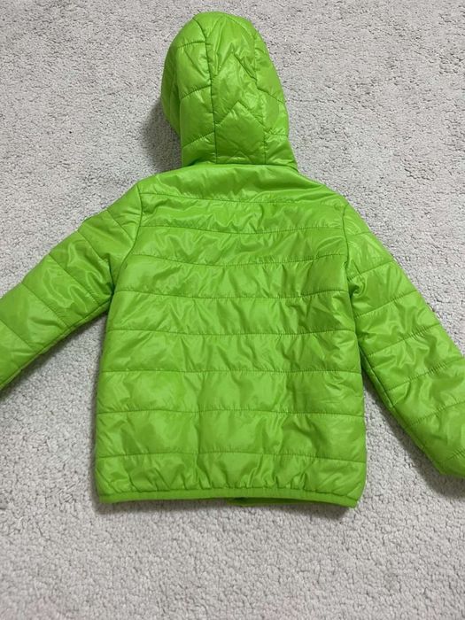 Яскрава зелена куртка для дитини 5–6 років