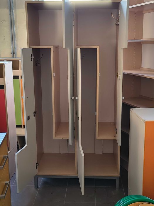 Regały szafki krzesełka