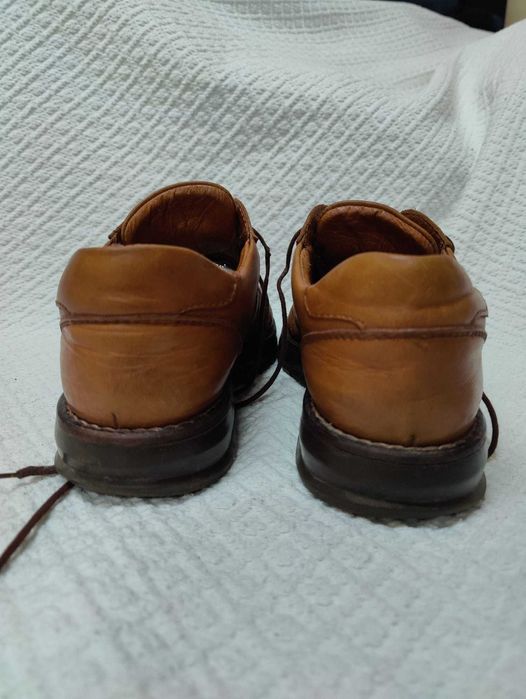 Sapatos em pele genuína de qualidade tam. 43 em muito bom estado