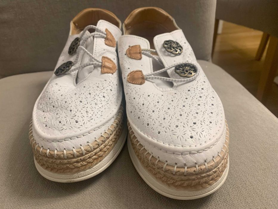 Buty Loretta Vitale białe, ażurowe, rozm.38 ze wstawkami kolorowymi