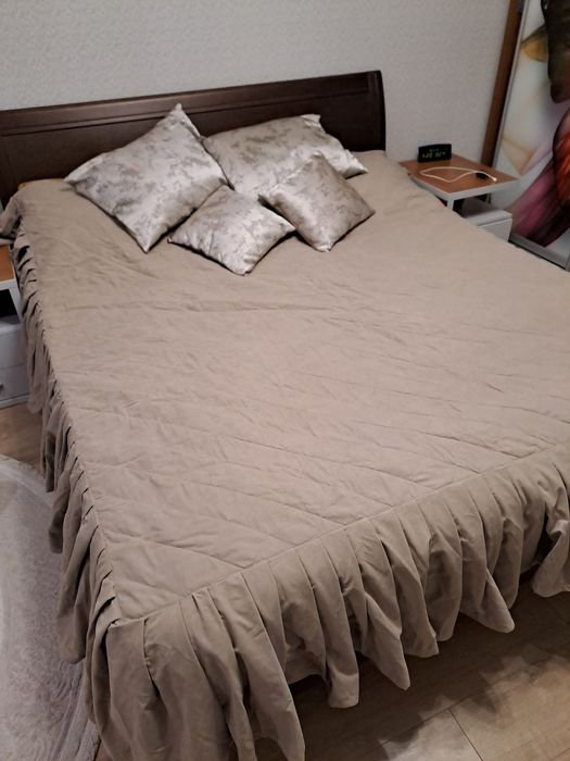 Покрывало на кровать с наволочками.