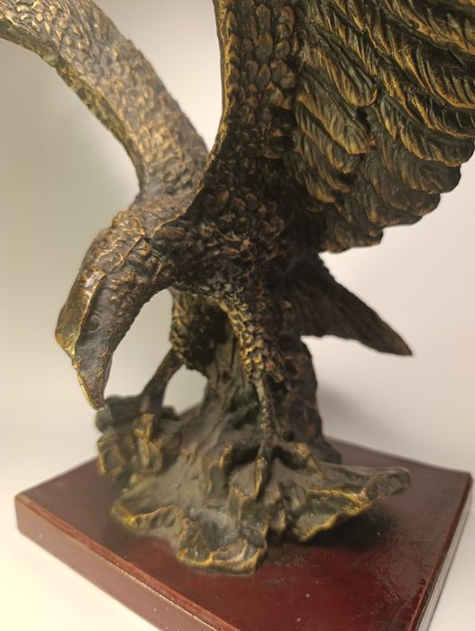 Estátua de águia