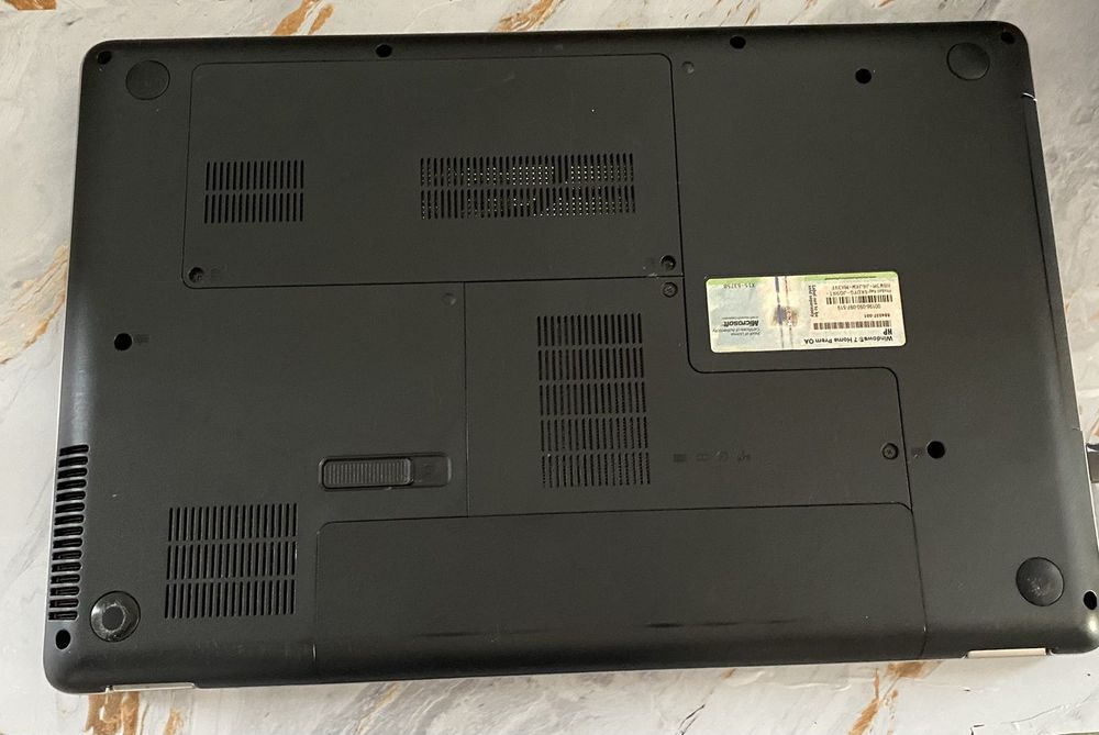 Ноутбук HP недорого, у комплекті зарядка і чохол