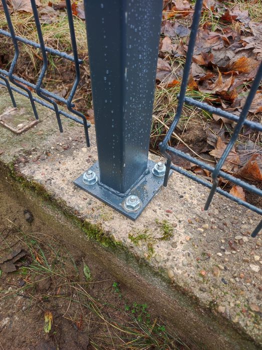 Słupek przykręcany porządny do panela