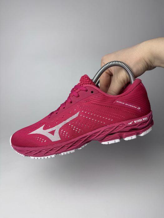 38р. Жіночі кросівки Mizuno Wave Shadow 3