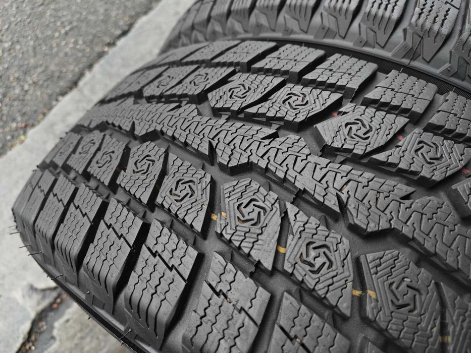 R17 215 60 шини зимові 24р Toyo Observe GSI-6LS як нові Японські