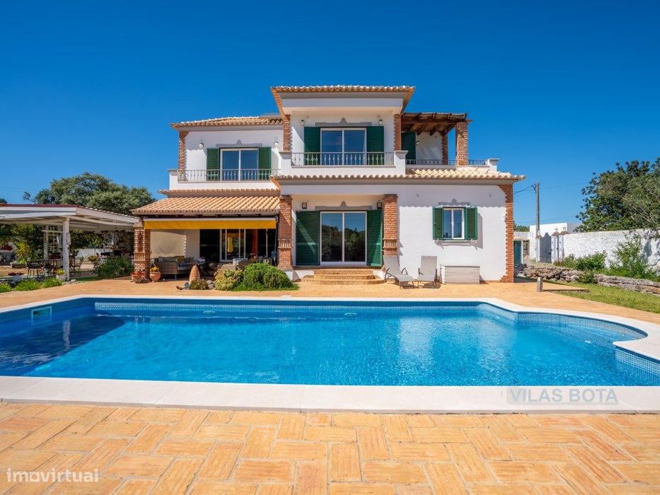High-quality villa located 5 minutes from Loulé, with 3 bedrooms and a swimming pool
