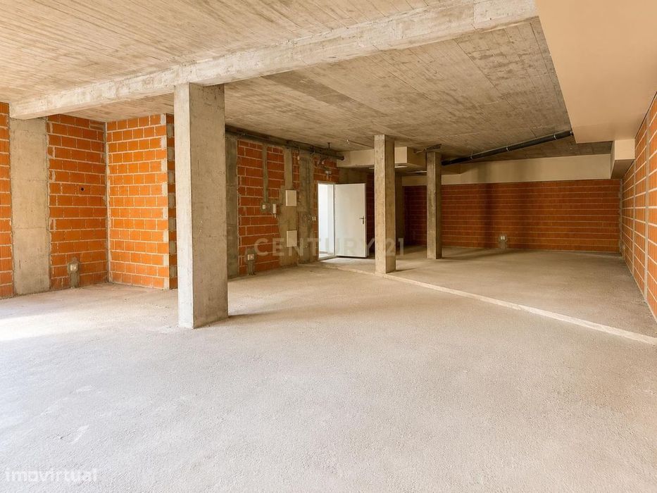 Versatile Space with Residential Potential | 166 m² | Rio de Mouro