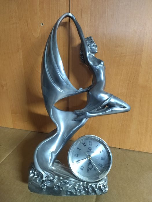 Продам оригінальну статуетку з годинником.