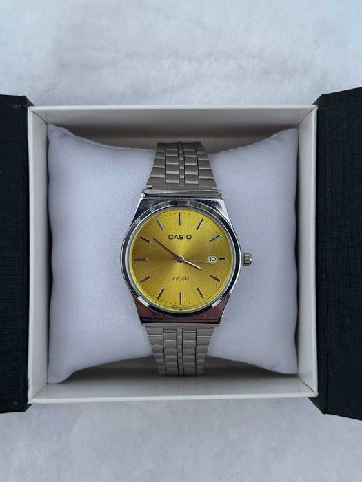 Класичний сталевий годинник з календарем